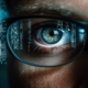 Nahaufnahme von Augen und Brille mit technischer Reflektion, Cyber Securit