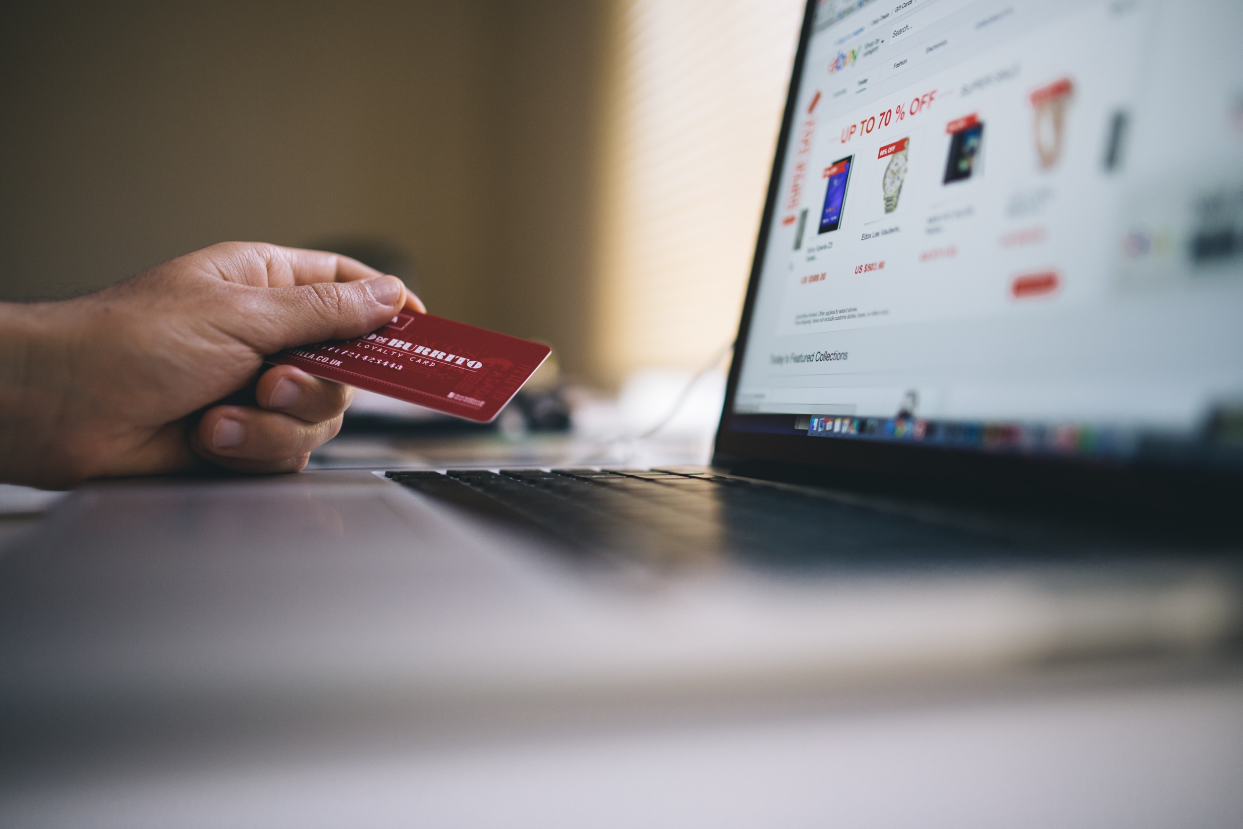 Person shoppt online mit kreditkarte