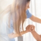 pflegehelfer ausbildung zeigt junge helferin beim betreuen eines seniors im rollstuhl am fenster