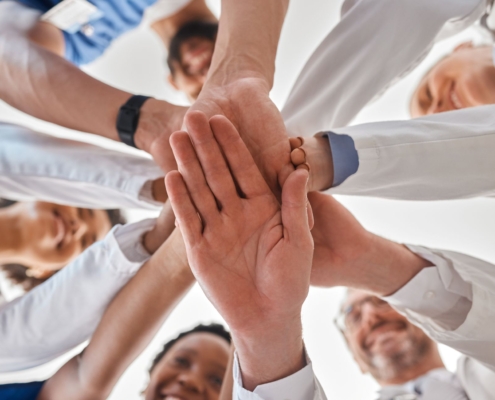 Motiviertes Team mit Zusammenhalt