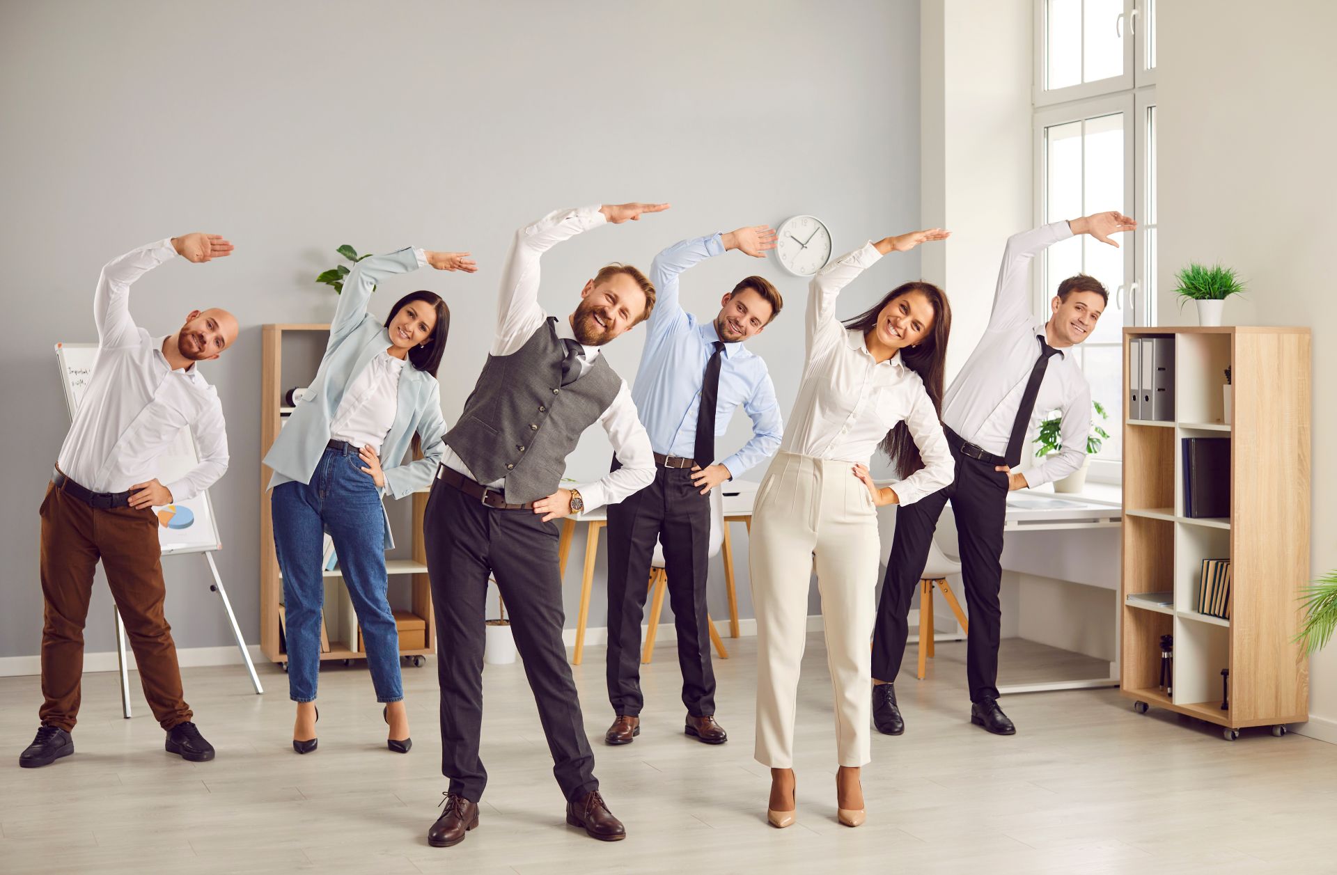 Büroangestellte bei gemeinsamer Bewegung