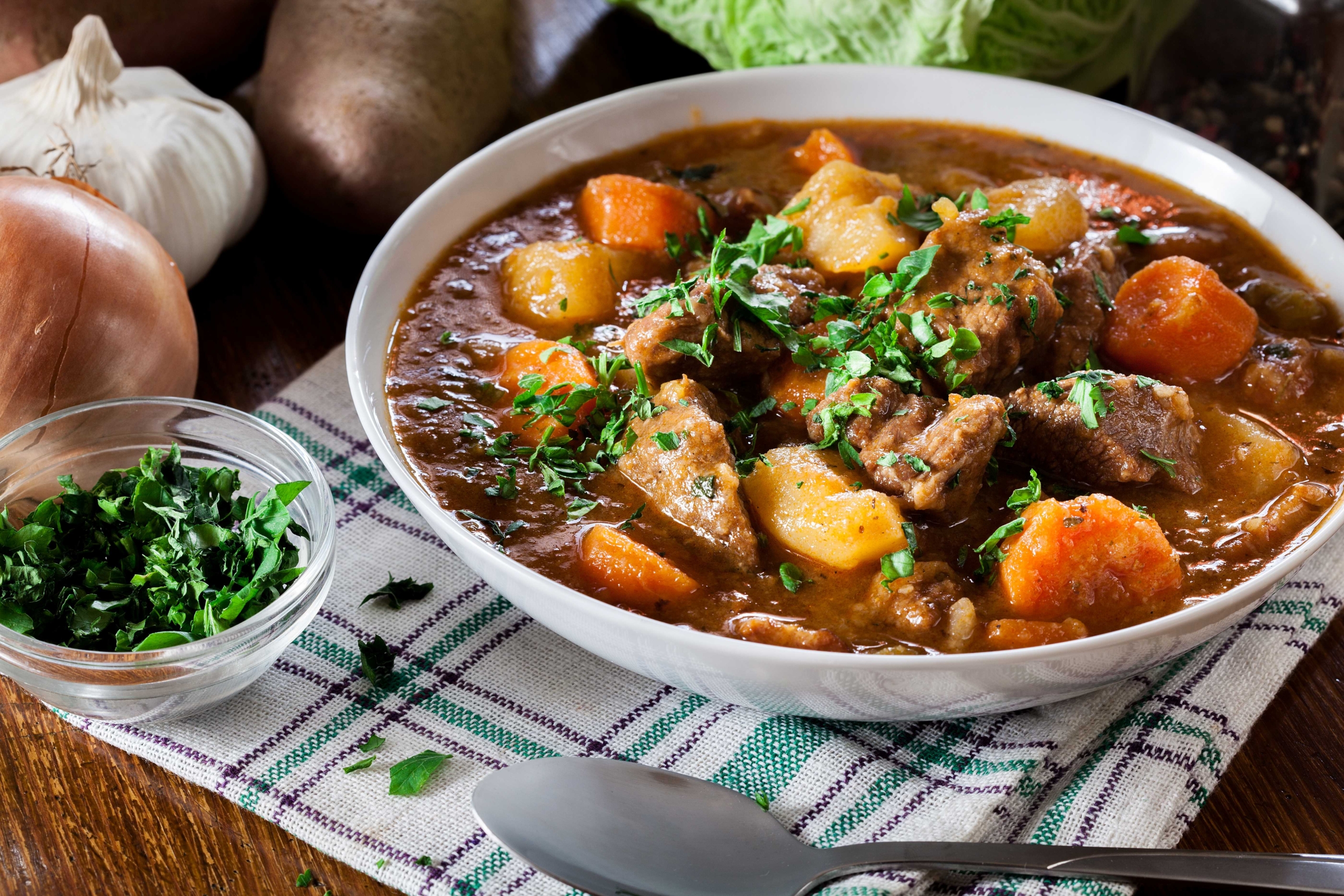 Irrischer Eintopf, zubereitet mit Rindfleisch, Kartoffeln, Karotten und Kräutern