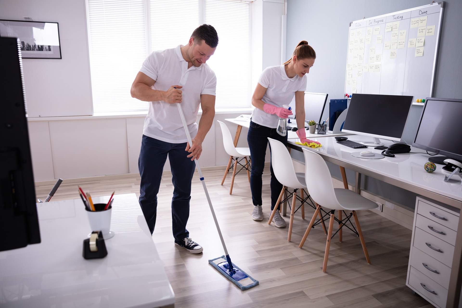 Zwei Personen reinigen modernes Büro | Büroreinigung Berlin Mitte  