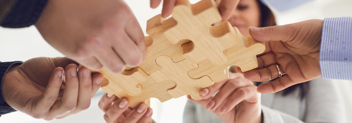 Gruppe setzt Puzzle gemeinsam zusammen | Büroreinigung Berlin Mitte