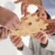 Gruppe setzt Puzzle gemeinsam zusammen | Büroreinigung Berlin Mitte
