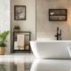 Modernes Badezimmer mit eleganter Duschrueckwand und freistehender Badewanne in heller Marmoroptik