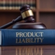Richterhammer und Gesetzbuch mit der Aufschrift ‚Product Liability‘ auf einem Schreibtisch