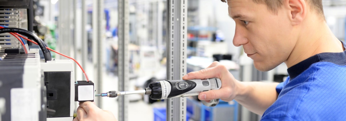 Baugruppenmontage elektromechanischer Komponenten in moderner Fertigung