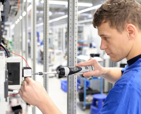 Baugruppenmontage elektromechanischer Komponenten in moderner Fertigung