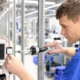 Baugruppenmontage elektromechanischer Komponenten in moderner Fertigung