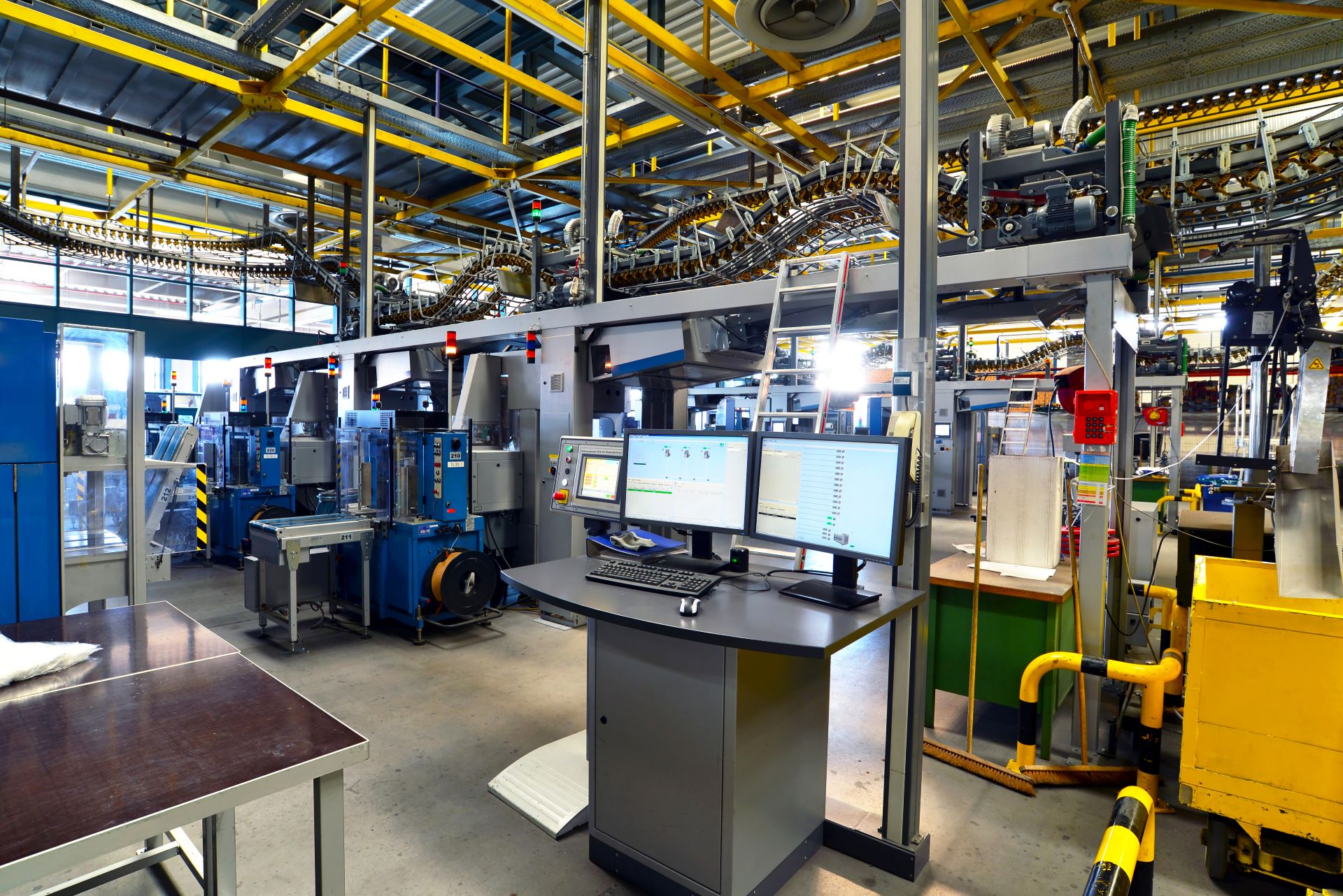 Industrielle Fertigungsanlage fuer Baugruppenmontage mit automatisierten Systemen
