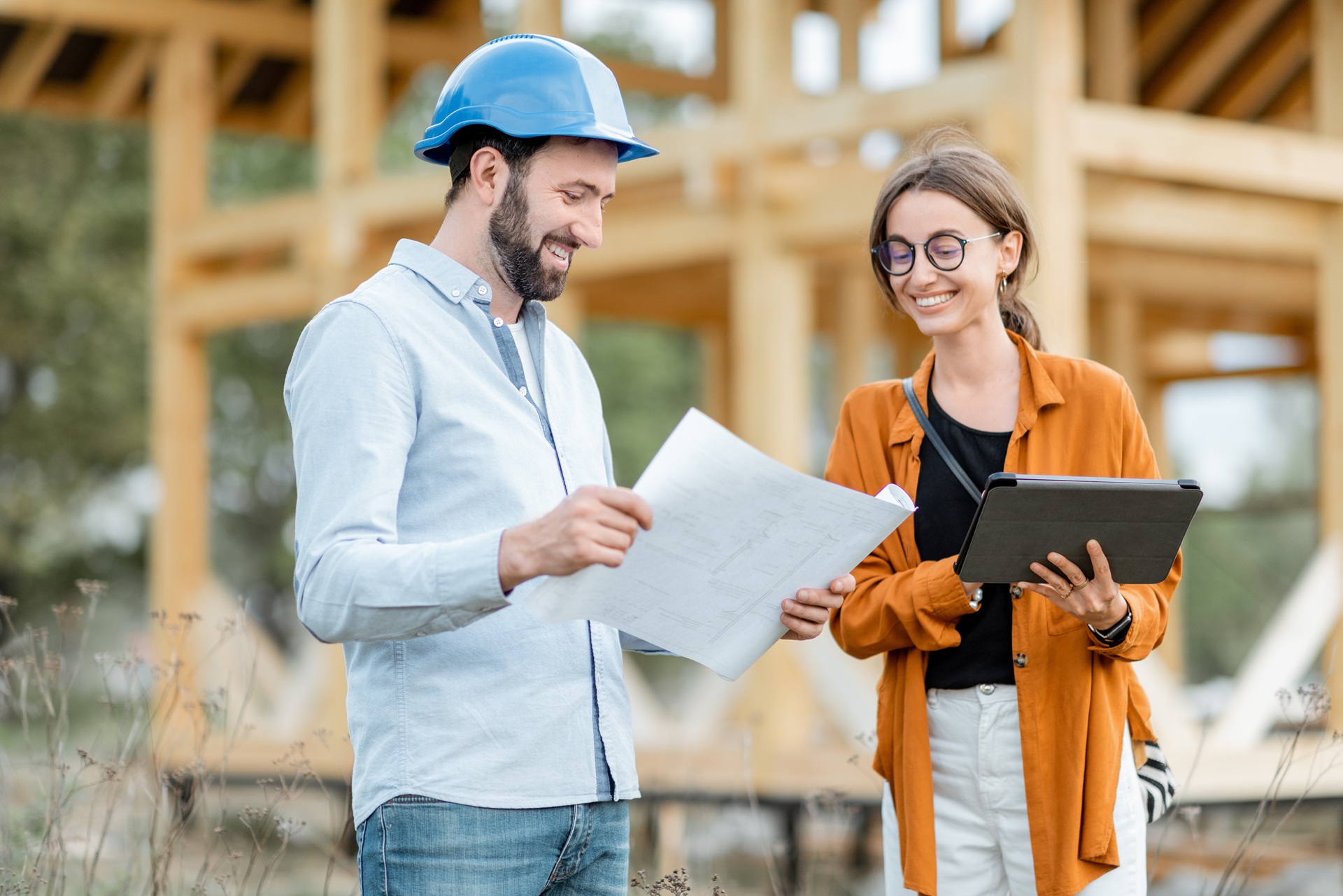 Bauleitung bei Projektbesprechung | Baustellenreinigung

