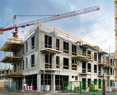 Großbaustelle im Rohbau mit Kran | Baustellenreinigung