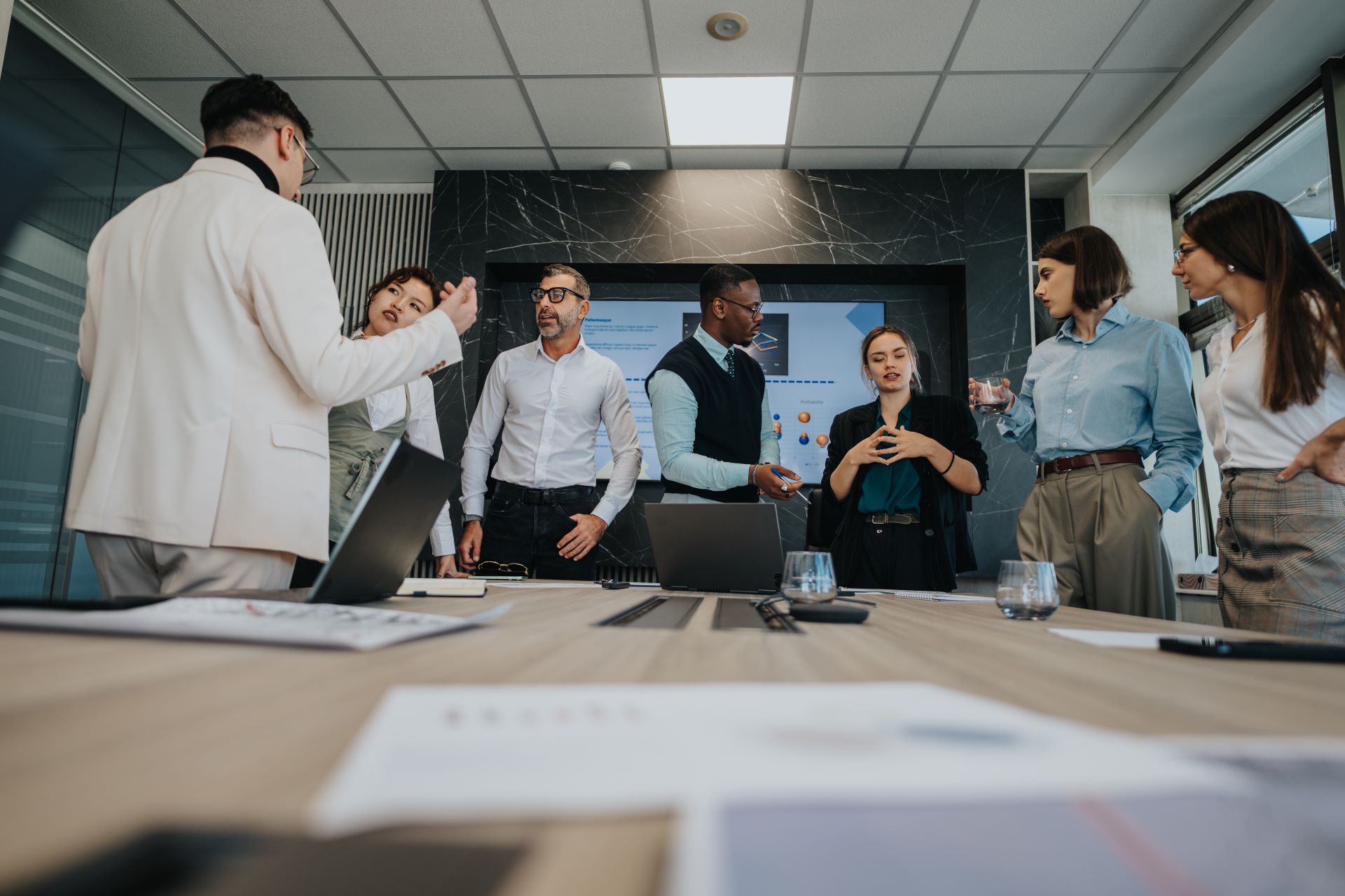  Business-Team im Gespräch über internationale Projekte
