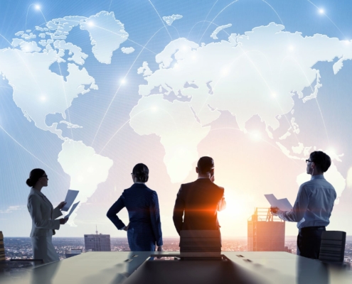 Globale Business-Strategie mit Weltkarte im Hintergrund