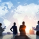 Globale Business-Strategie mit Weltkarte im Hintergrund