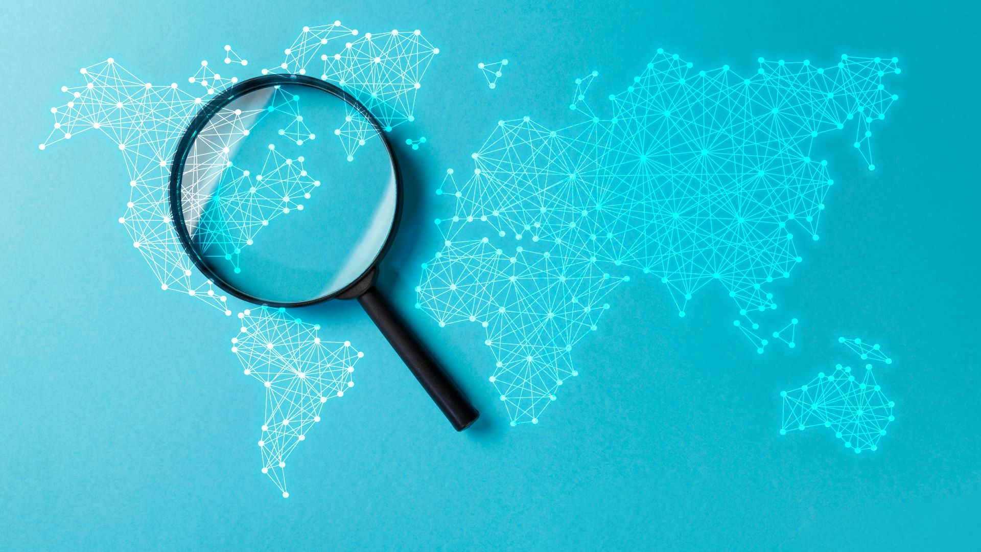 Lupe auf digitaler Weltkarte zur SEO-Analyse