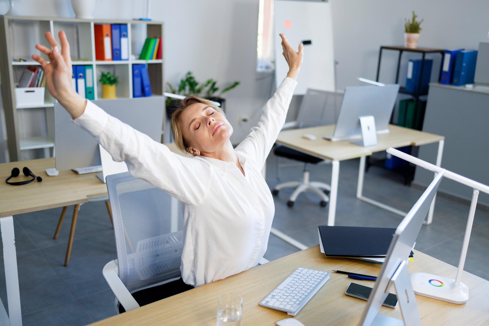 Kurze Stretchpause am Schreibtisch | Veev One  