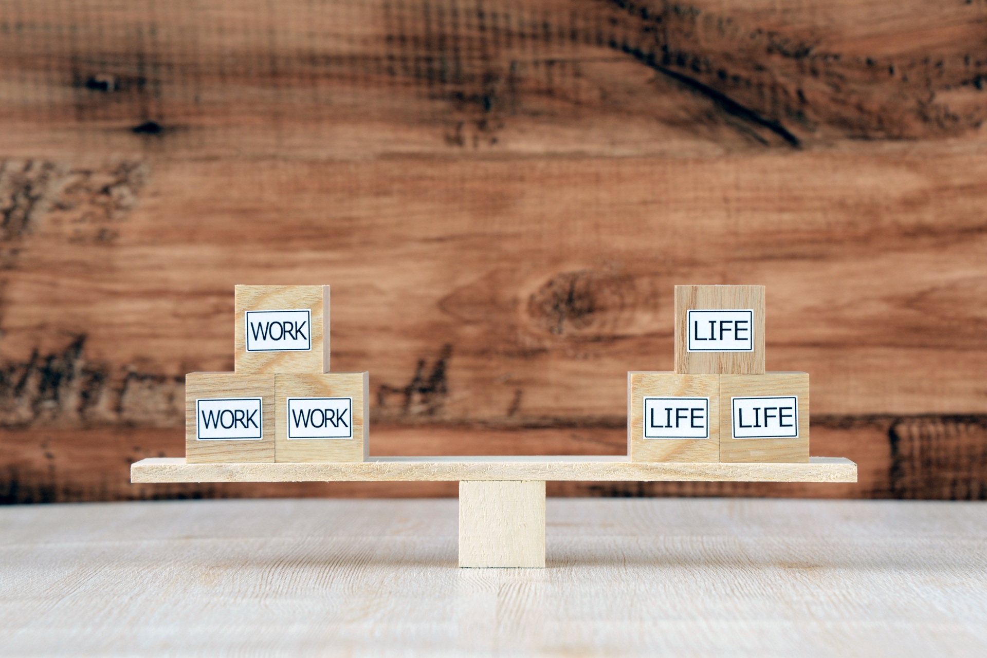 Holzblöcke auf Waage für Work-Life-Gleichgewicht | Elfliq Liquid  