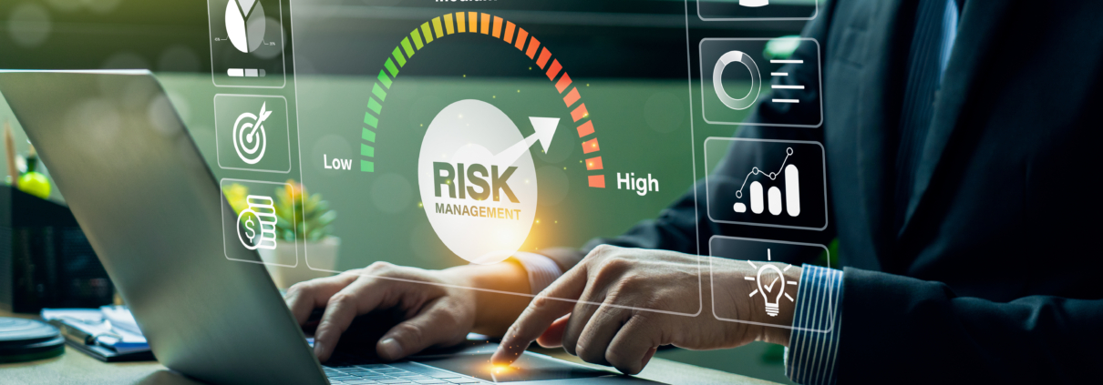 Digitale Risikomanagement-Analyse am Laptop | Brandwache Hamburg