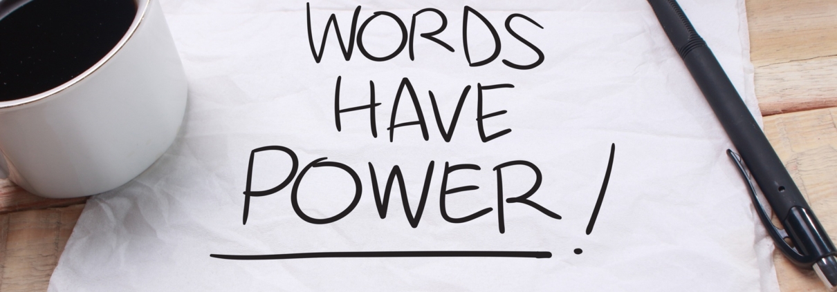 Aufschrift Words have Power auf Papier | Preisverhandlung