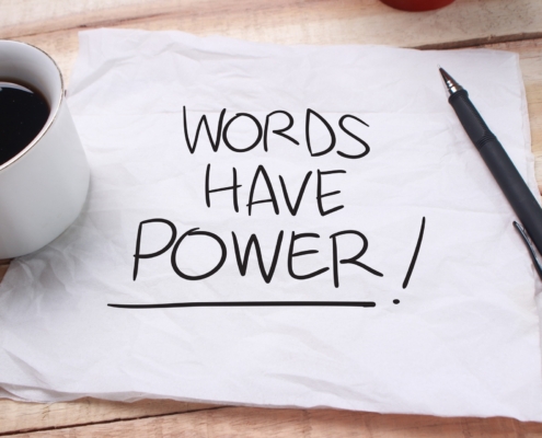 Aufschrift Words have Power auf Papier | Preisverhandlung