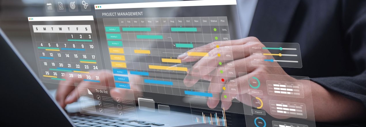 Visualisierte Projektplanung auf Laptop mit digitalen Tools – Darstellung moderner Logistikplanung und vernetzter Prozesssteuerung.