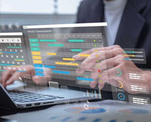 Visualisierte Projektplanung auf Laptop mit digitalen Tools – Darstellung moderner Logistikplanung und vernetzter Prozesssteuerung.