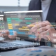 Visualisierte Projektplanung auf Laptop mit digitalen Tools – Darstellung moderner Logistikplanung und vernetzter Prozesssteuerung.