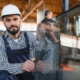 Fensterbauer bei der Montage eines Glaselements in der Werkstatt