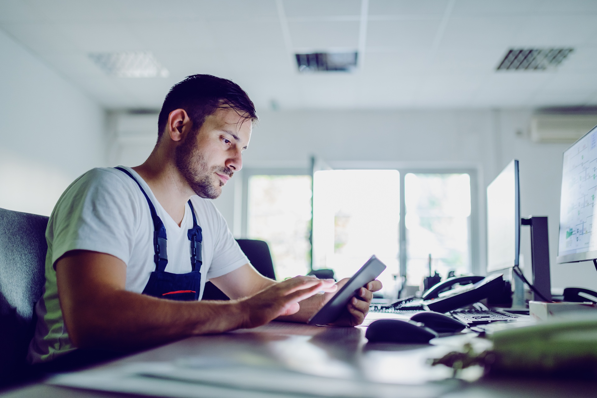 Mitarbeiter arbeitet digital an Tablet im Büro | Treppe Lift