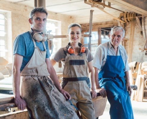 Drei Generationen von Handwerkern in traditioneller Werkstatt | Bruchsteine für Mauer kaufen