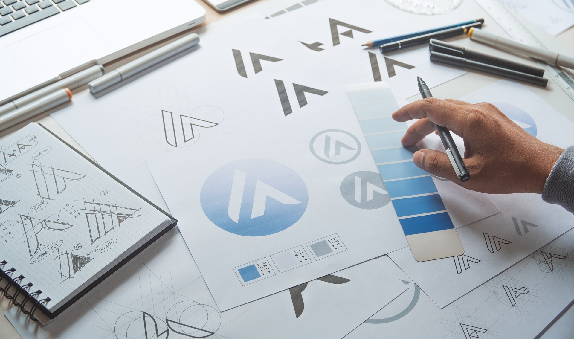 Designer wählt Farben für Logoentwicklung | Etiketten