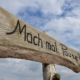 Holzschild mit Aufschrift Mach mal Pause vor Himmel | Wellnesshotel