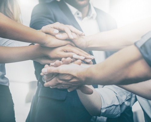 Mitarbeiter legen Hände zusammen für Teamgeist | Radiologie Köln