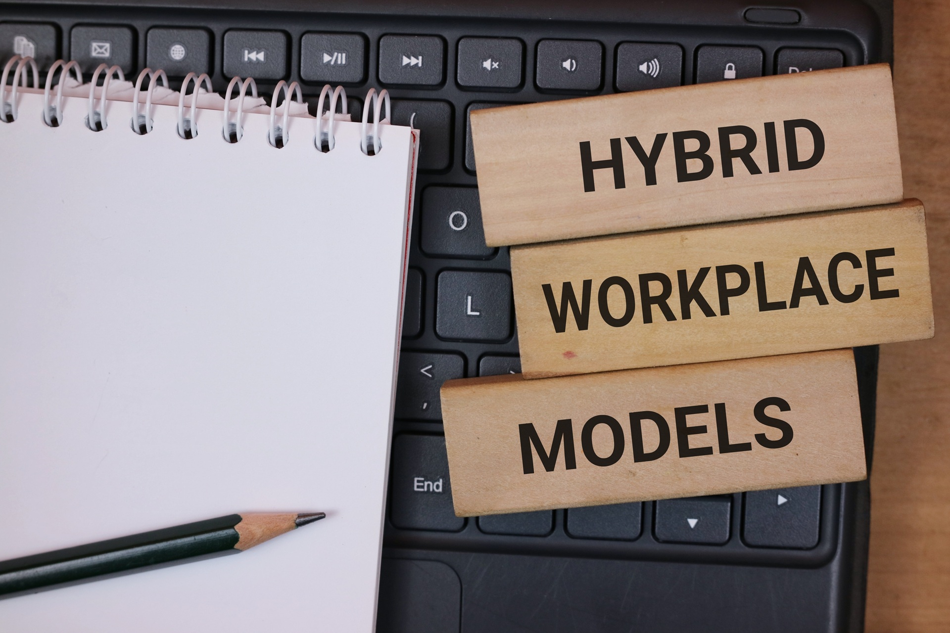 Notizblock auf Tastatur mit Hybrid-Workplace-Text | Schreibtischgestell höhenverstellbar elektrisch