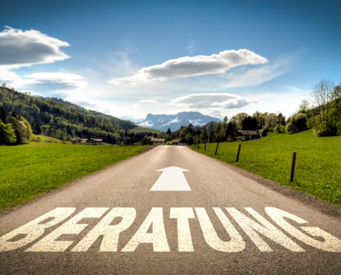 Landstraße mit Wort BERATUNG und Pfeil | Immobilienmakler Traunstein
